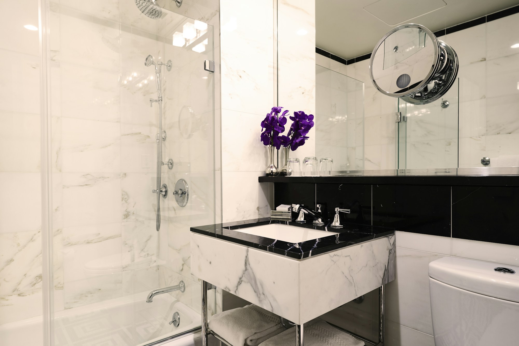 Deluxe King - Bathroom