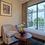 Deluxe River King - Living Area