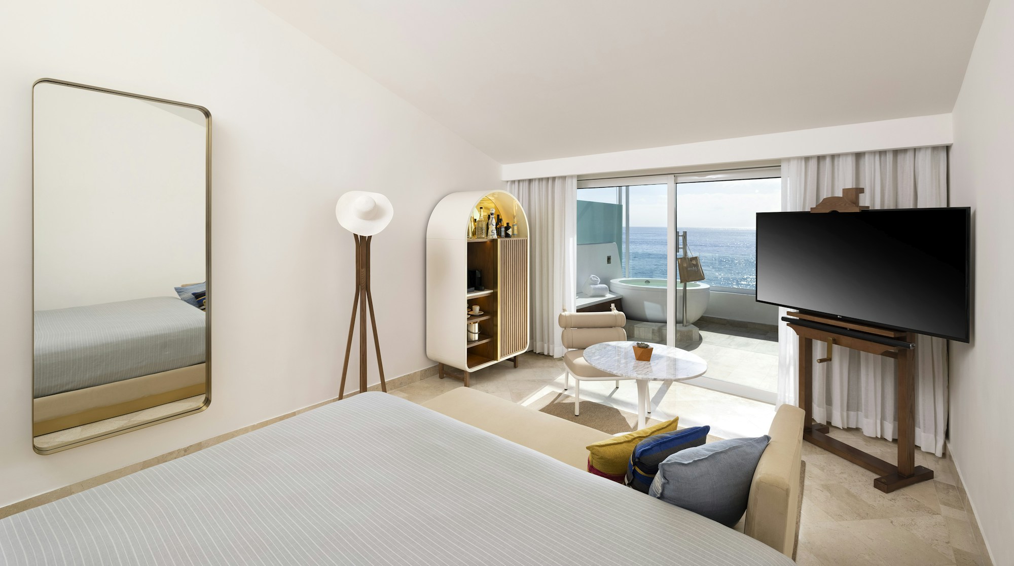 Extra ME+ Suite Beach Front with Hot Tub - Bedroom