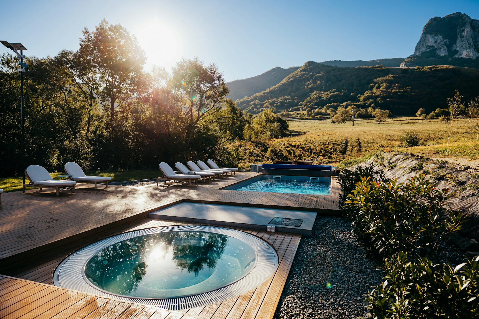 Pool & jacuzzi