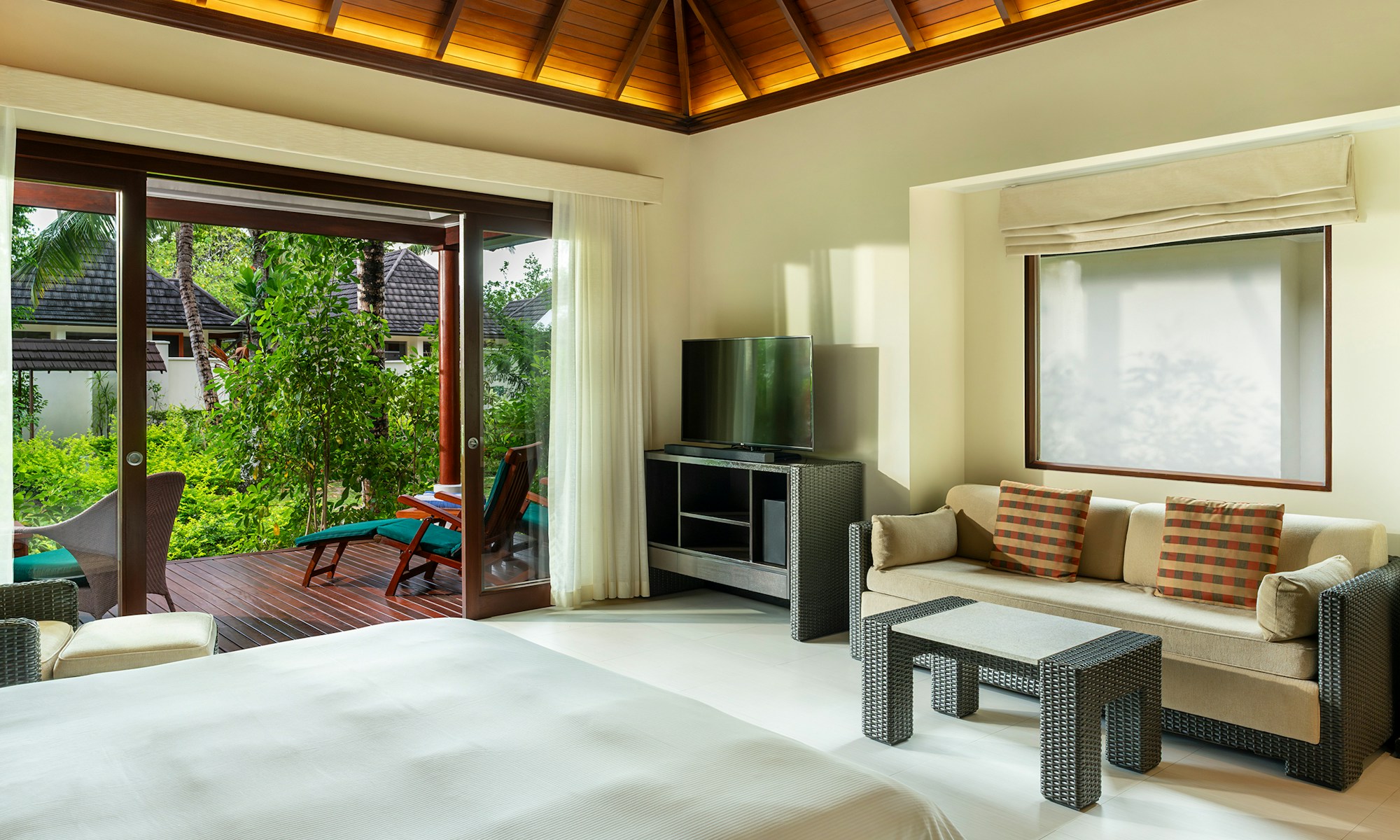 Garden Villa - Bedroom & Living Area
