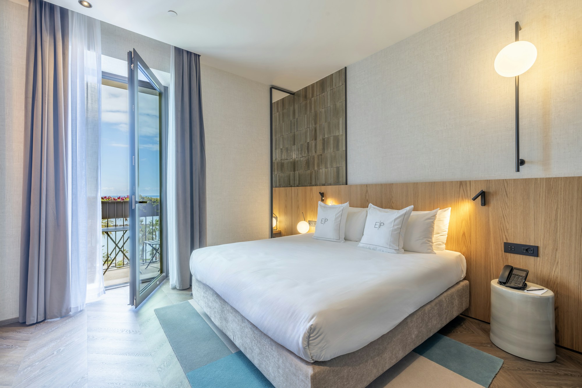 Deluxe Sea View with Balcony - Bedroom