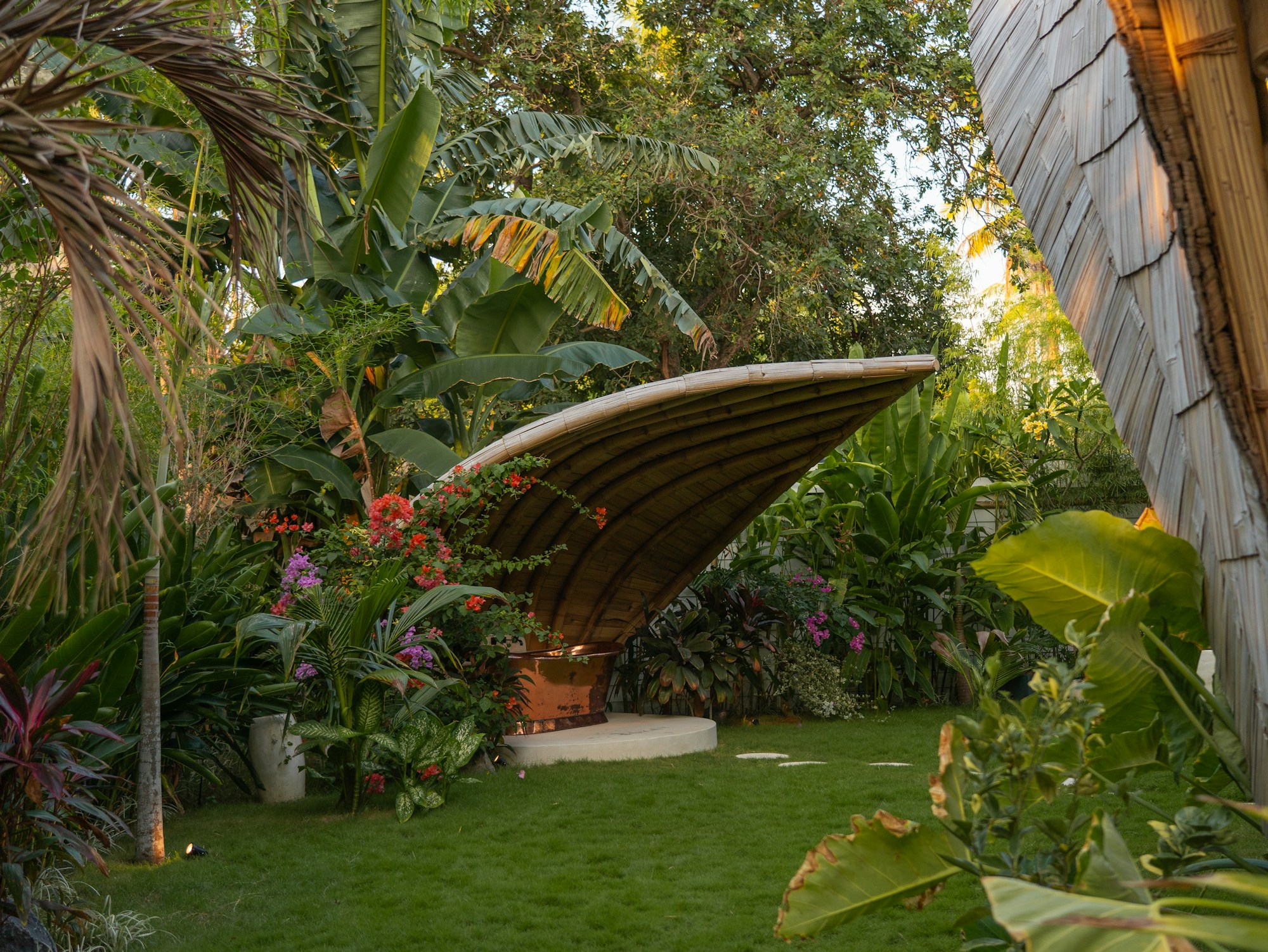 The Leaf - Garden & Outdoor Bathtub