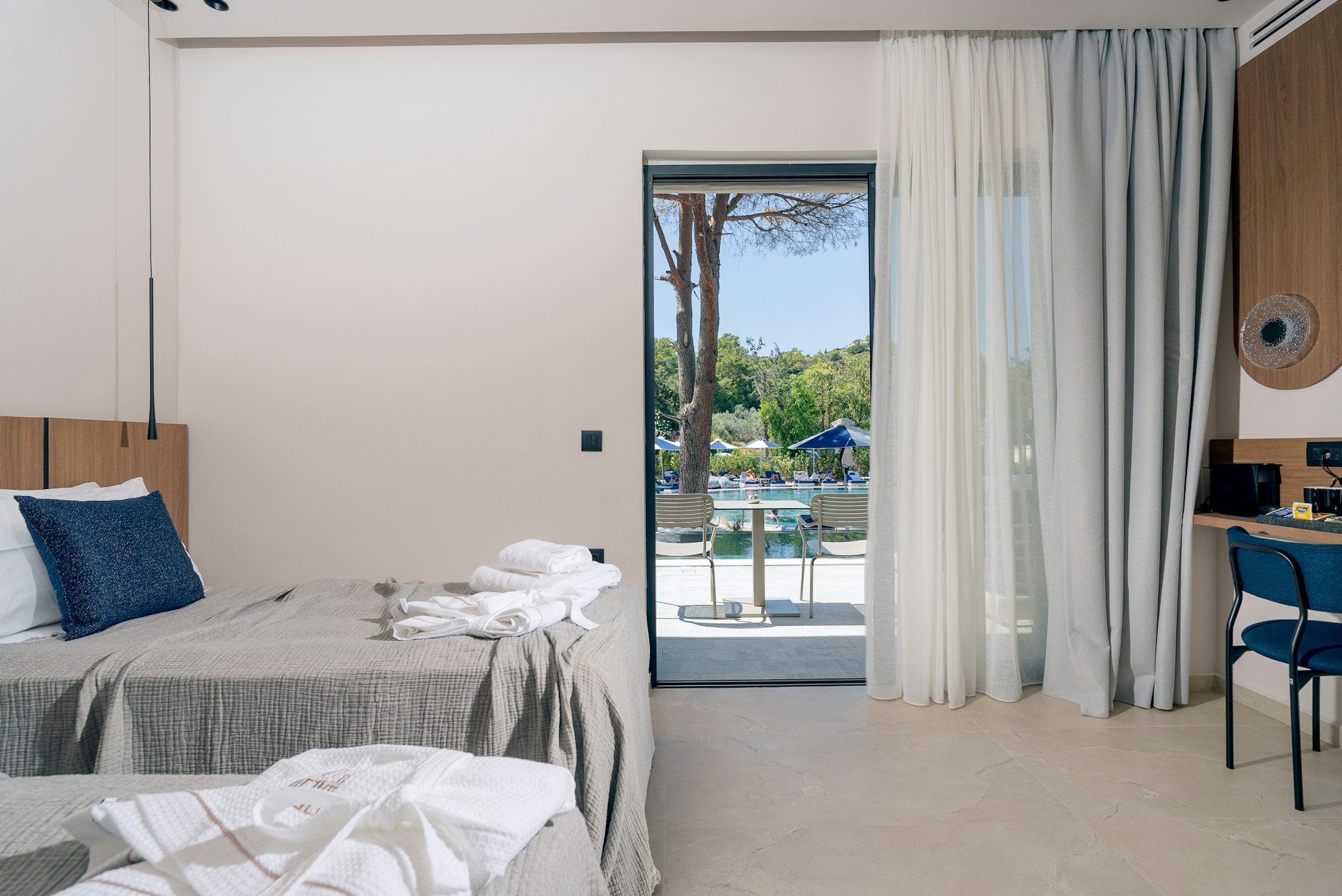 Superior Swim Up with Pool View - Double Bedroom
