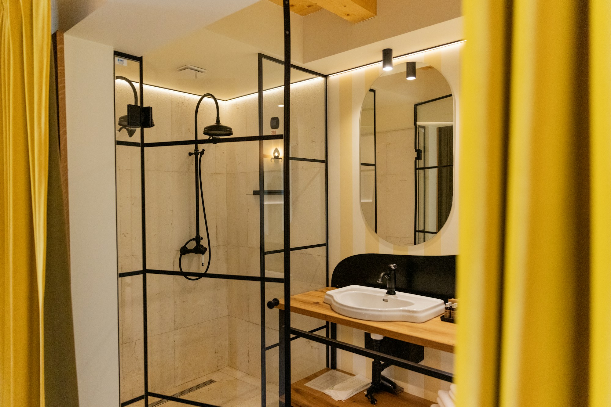 New Yard Gallery Room - Bathroom