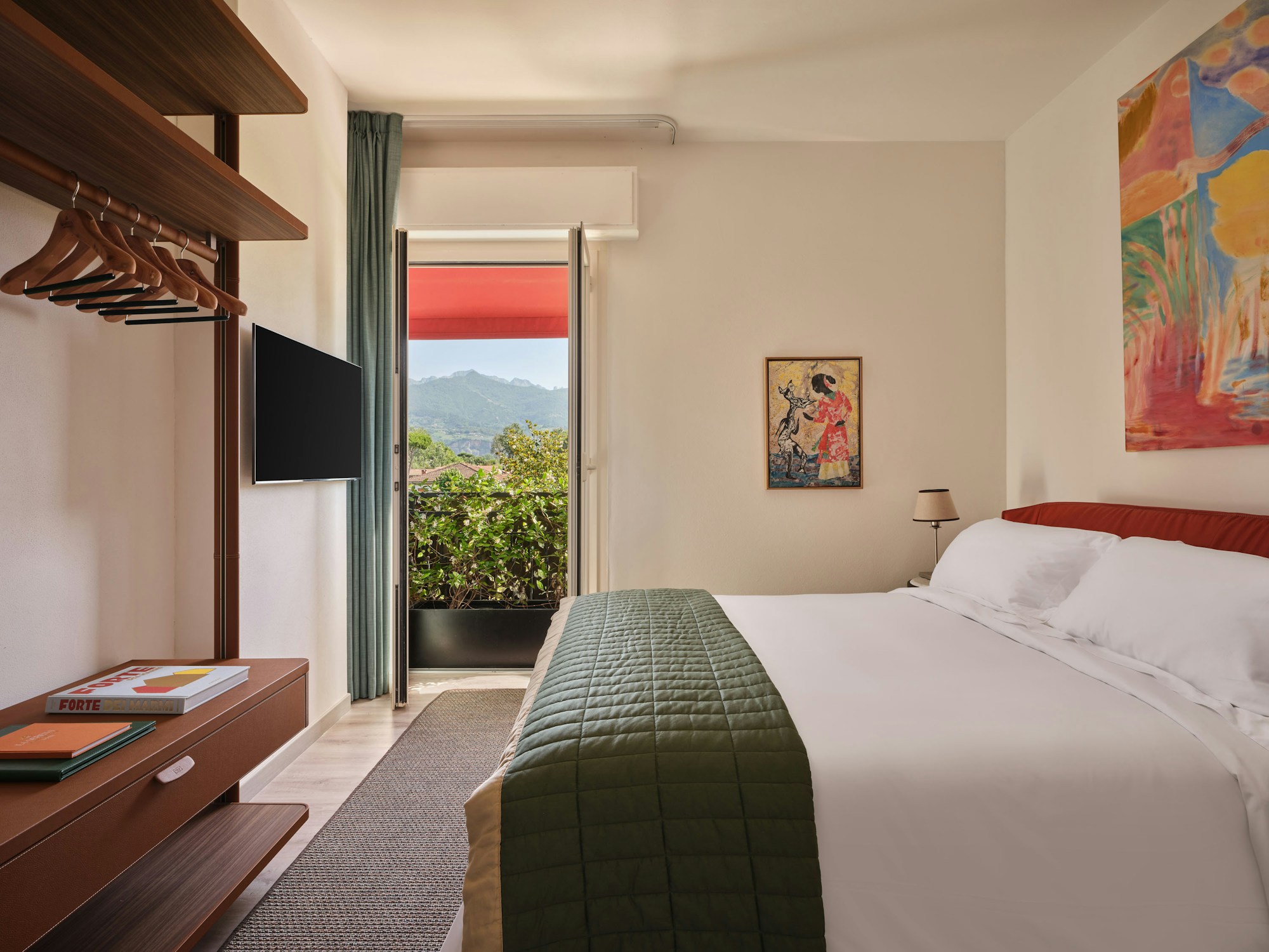 One-Bedroom Suite with Mountain View - Bedroom