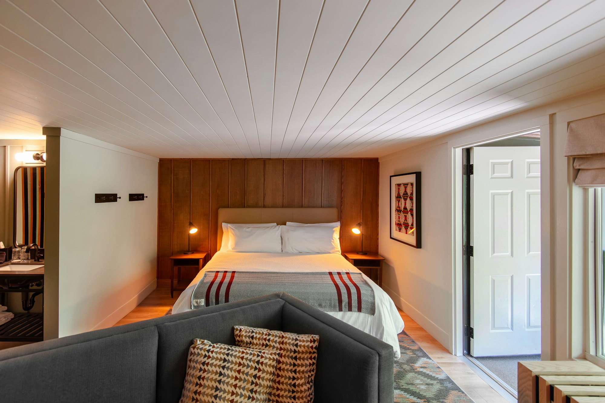 Majestic Glen with Fireplace and Soaking Bathtub - Bedroom