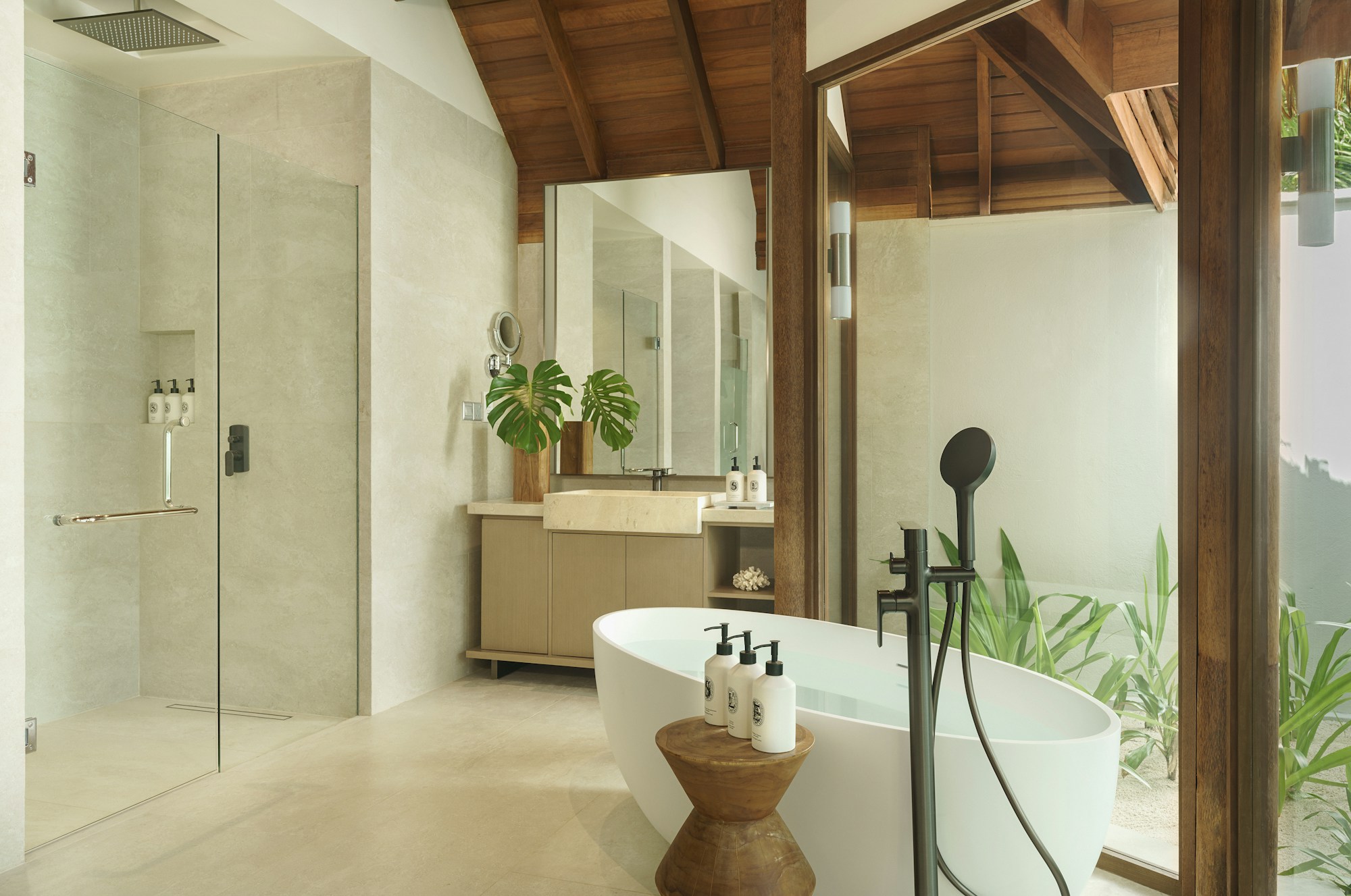 Deluxe Beach Bungalow with Pool - Bathtub
