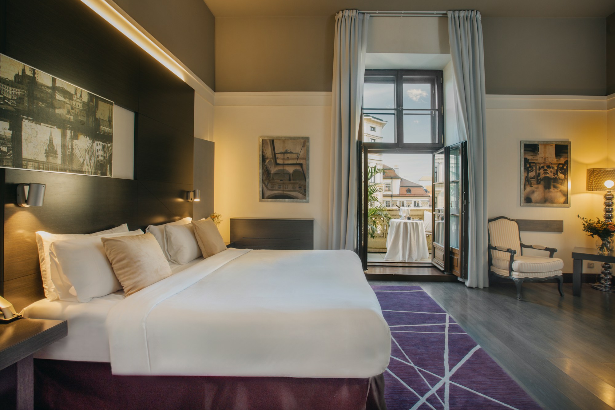 Deluxe King - Bedroom