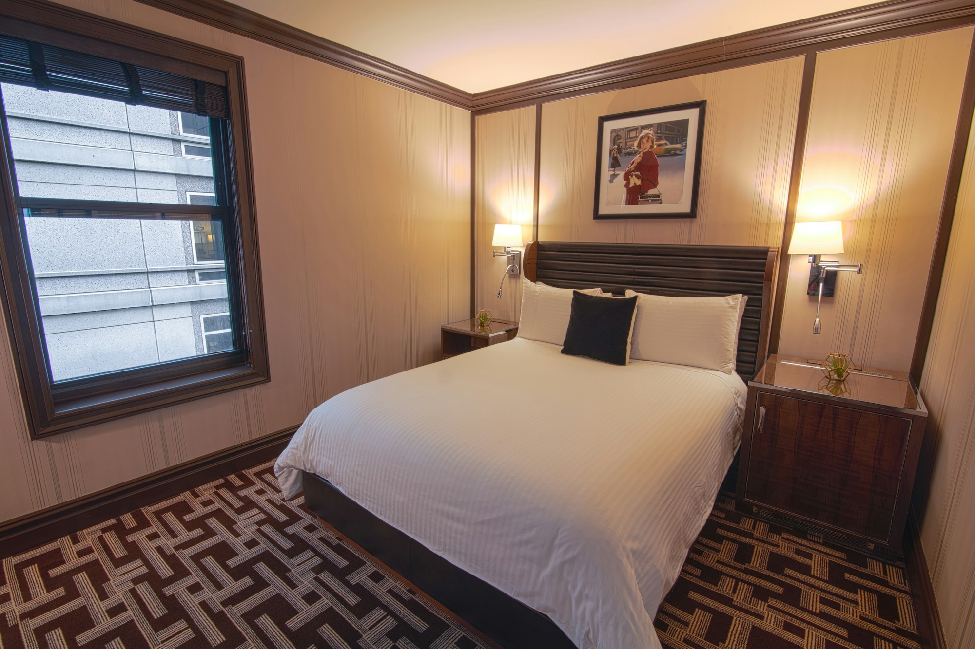 Deluxe Queen - Bedroom