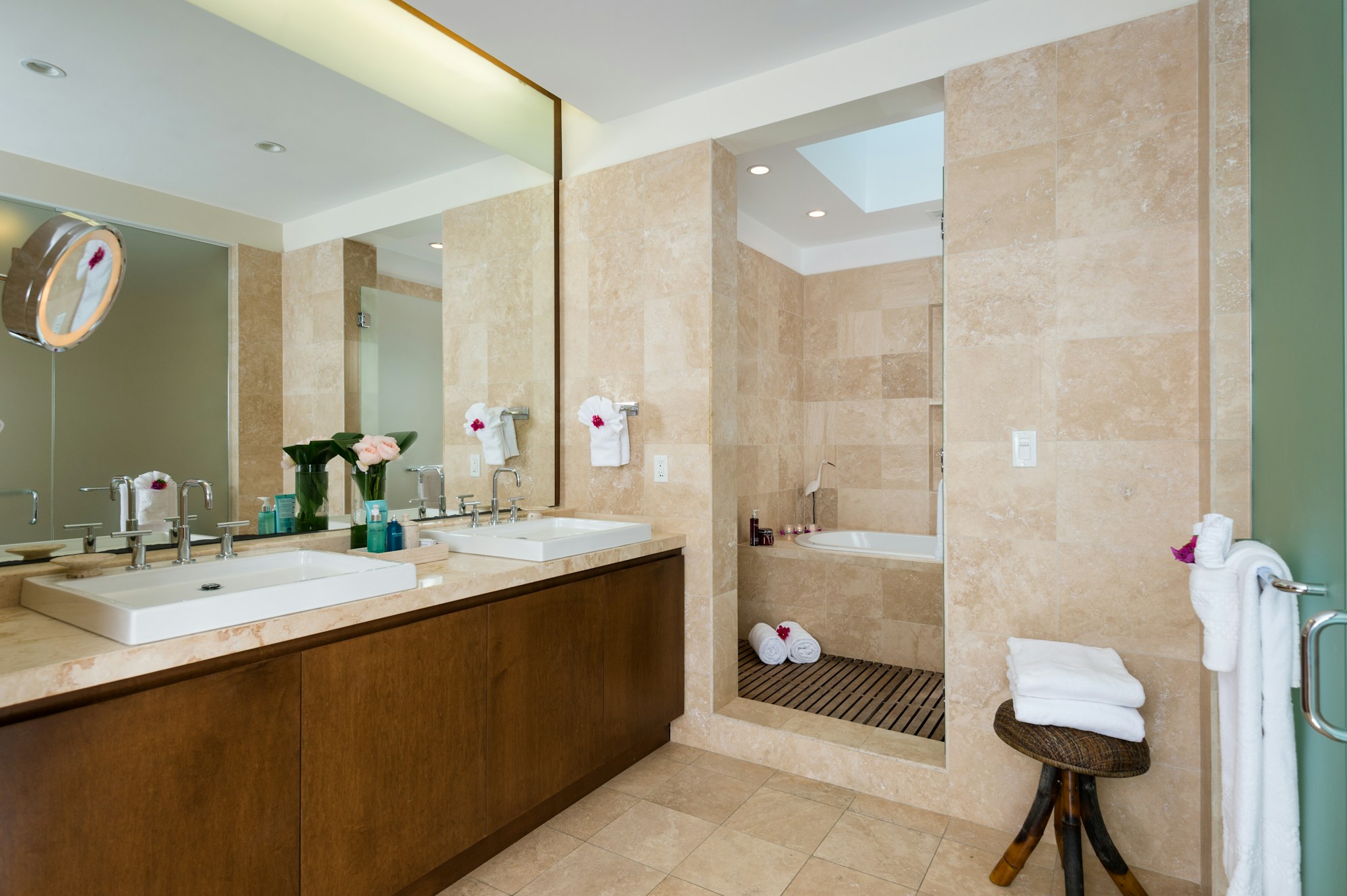 Premier Ocean Front 3 Bedroom Suite - Master Bathroom