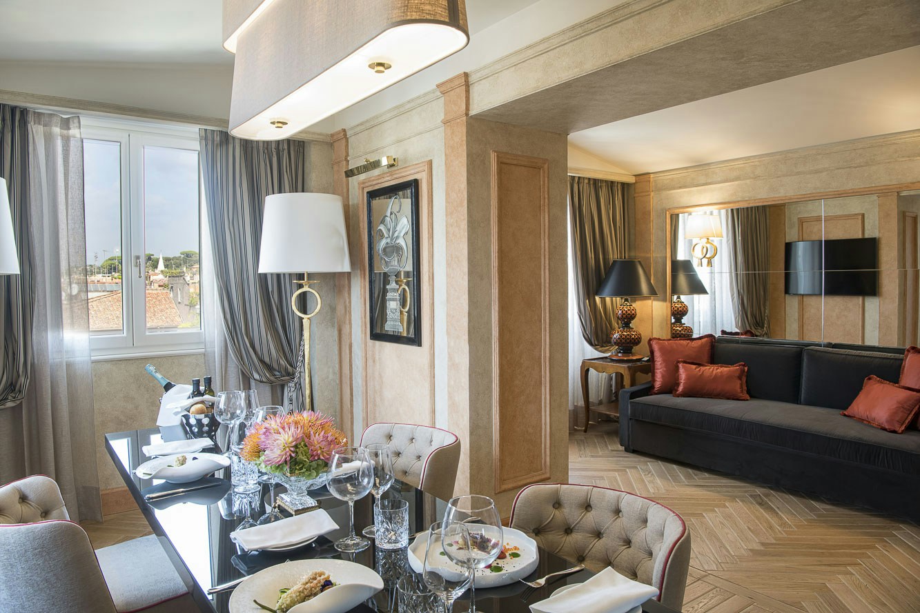 Roman Dream Suite - Dining & Living Area