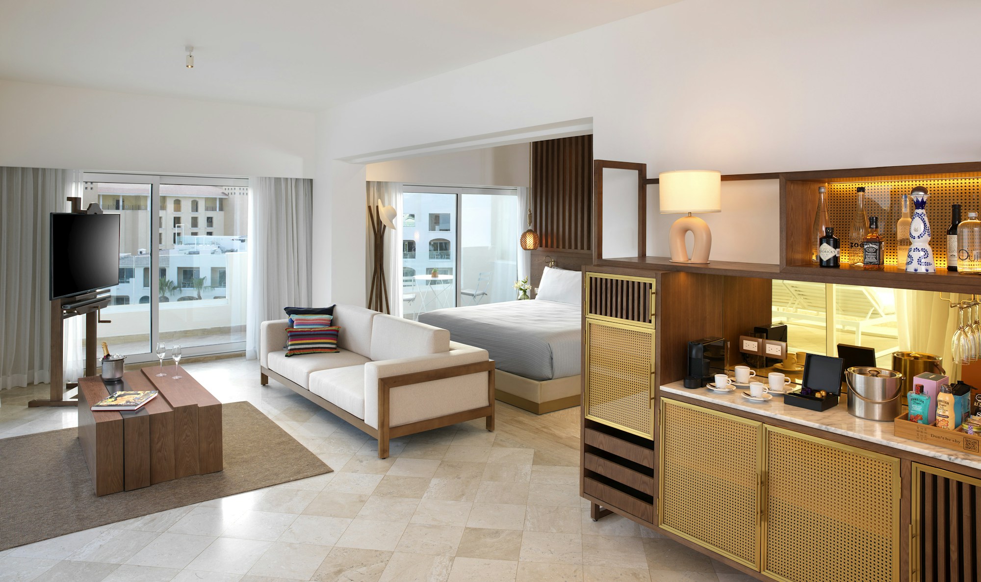 Extra ME+ Suite Beach Front with Hot Tub - Bedroom