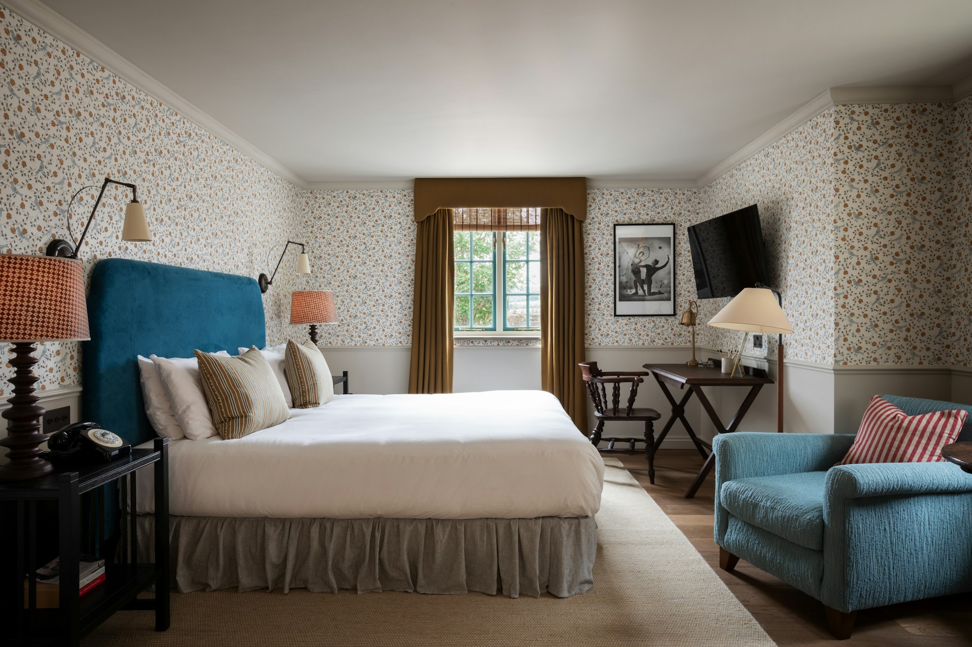 Spacious Coach House - Bedroom