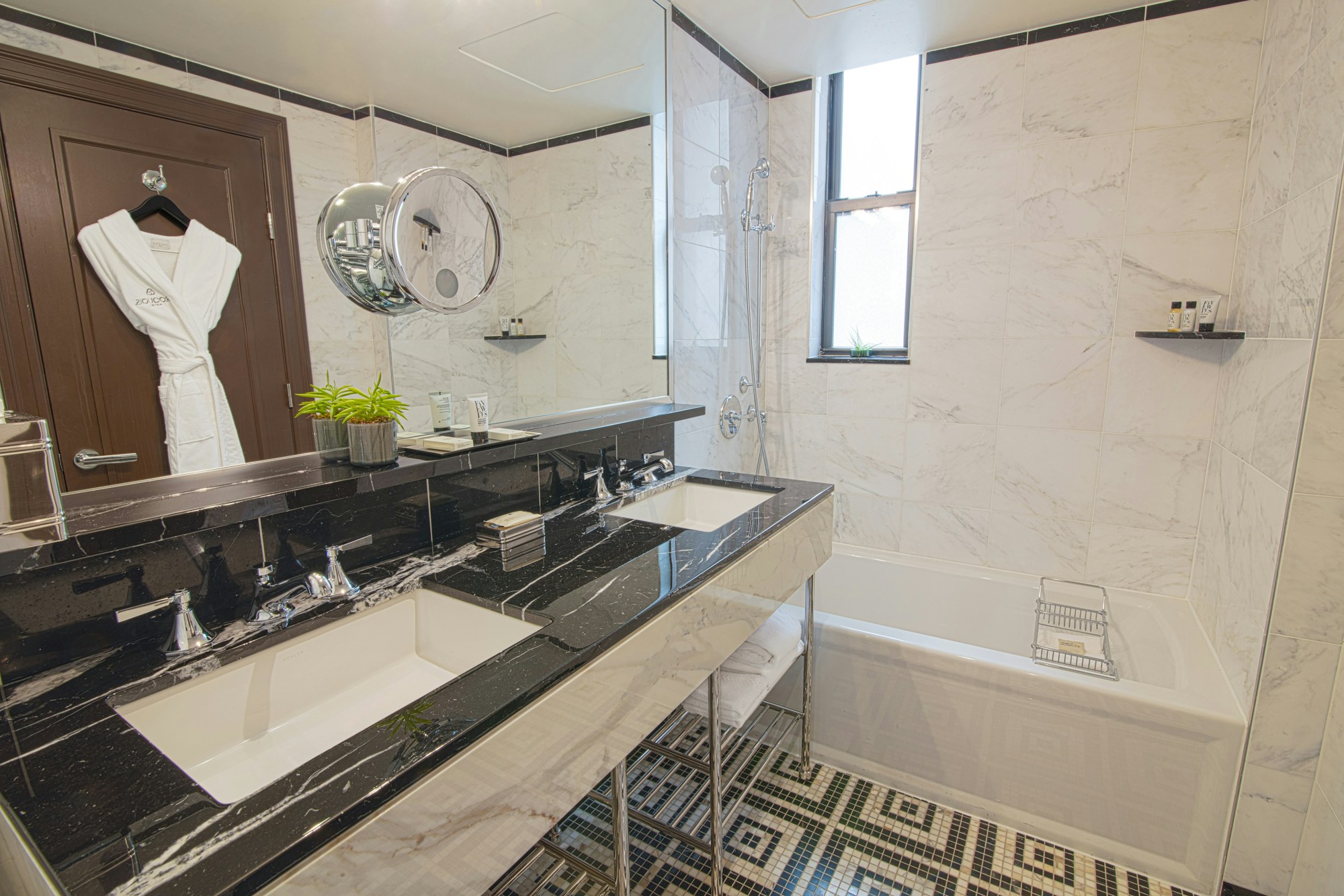 Bathroom Iroquois Suite
