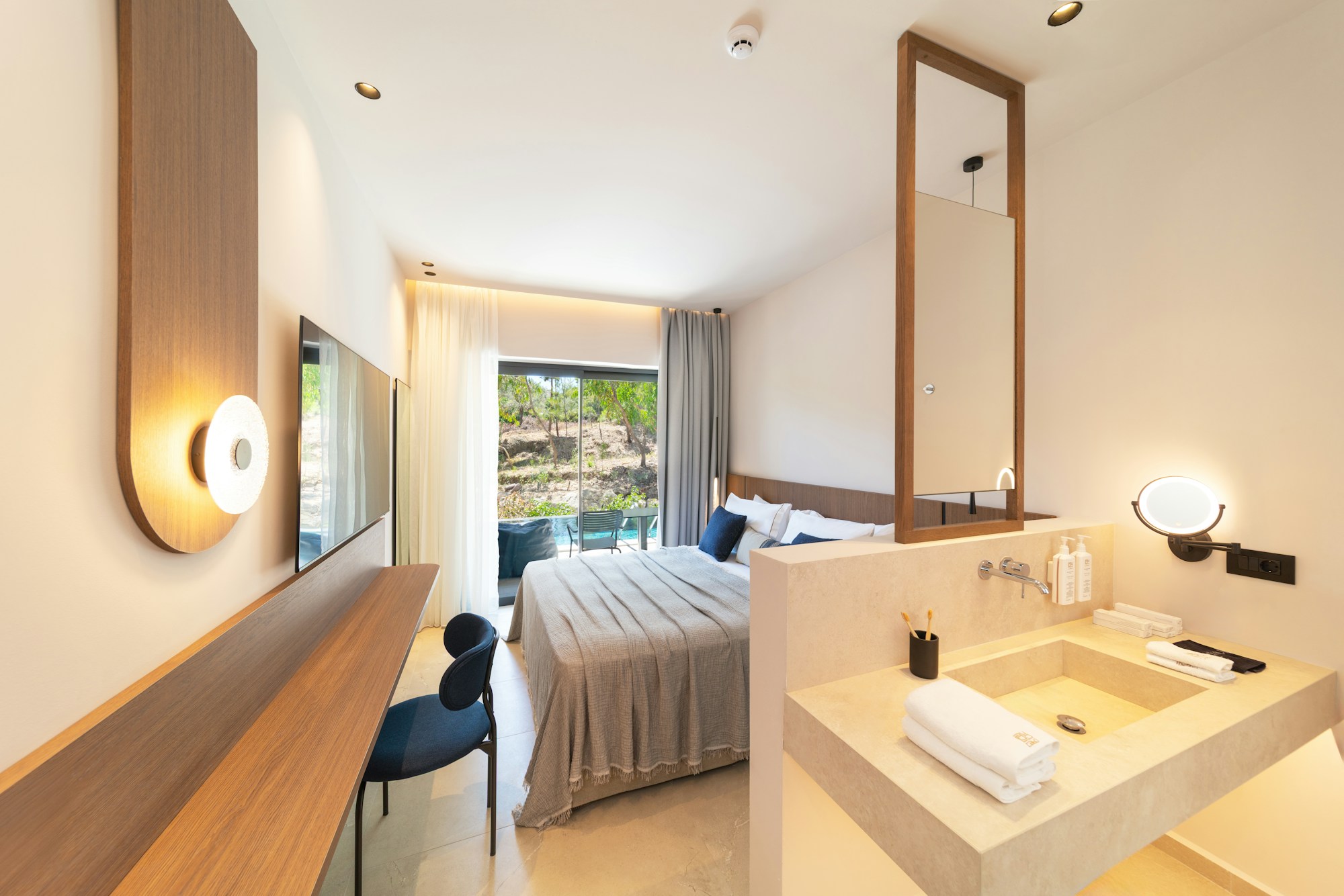 Superior Swim Up - Bedroom