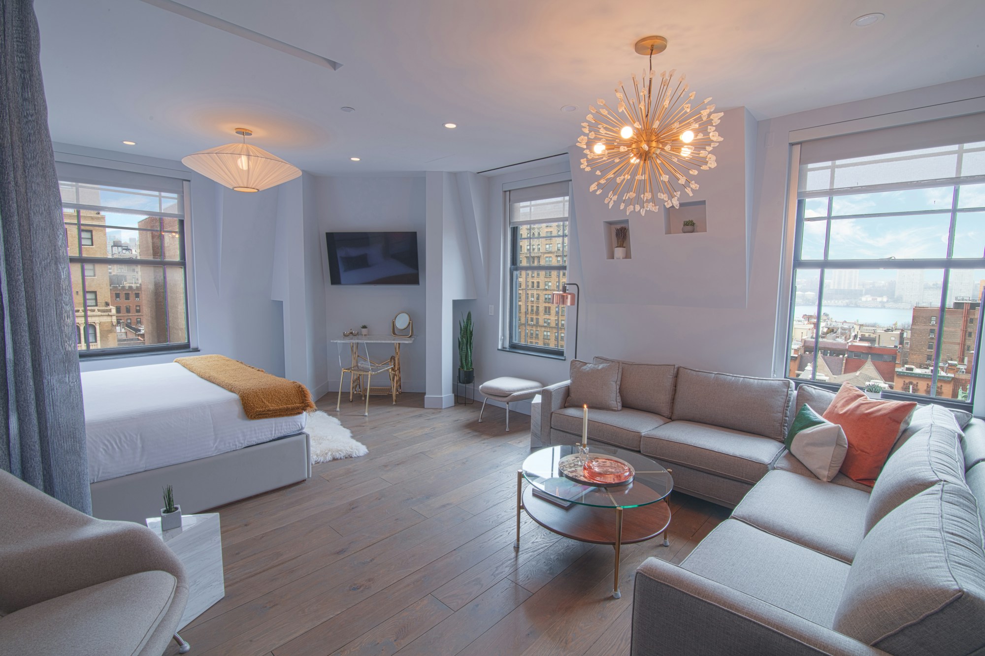 Hudson Loft - Bedroom & Living Area