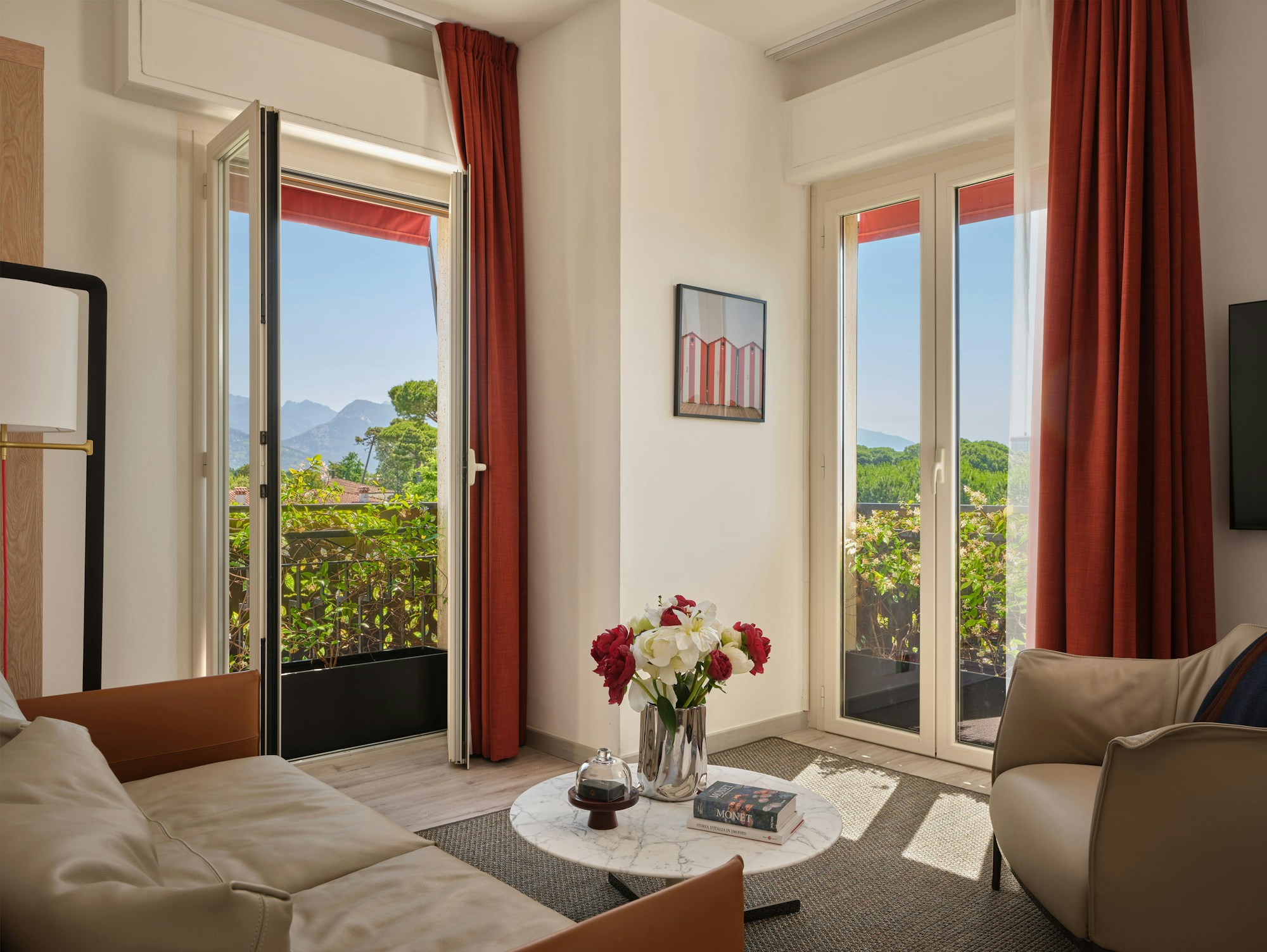 One-Bedroom Suite with Mountain View - Living Area