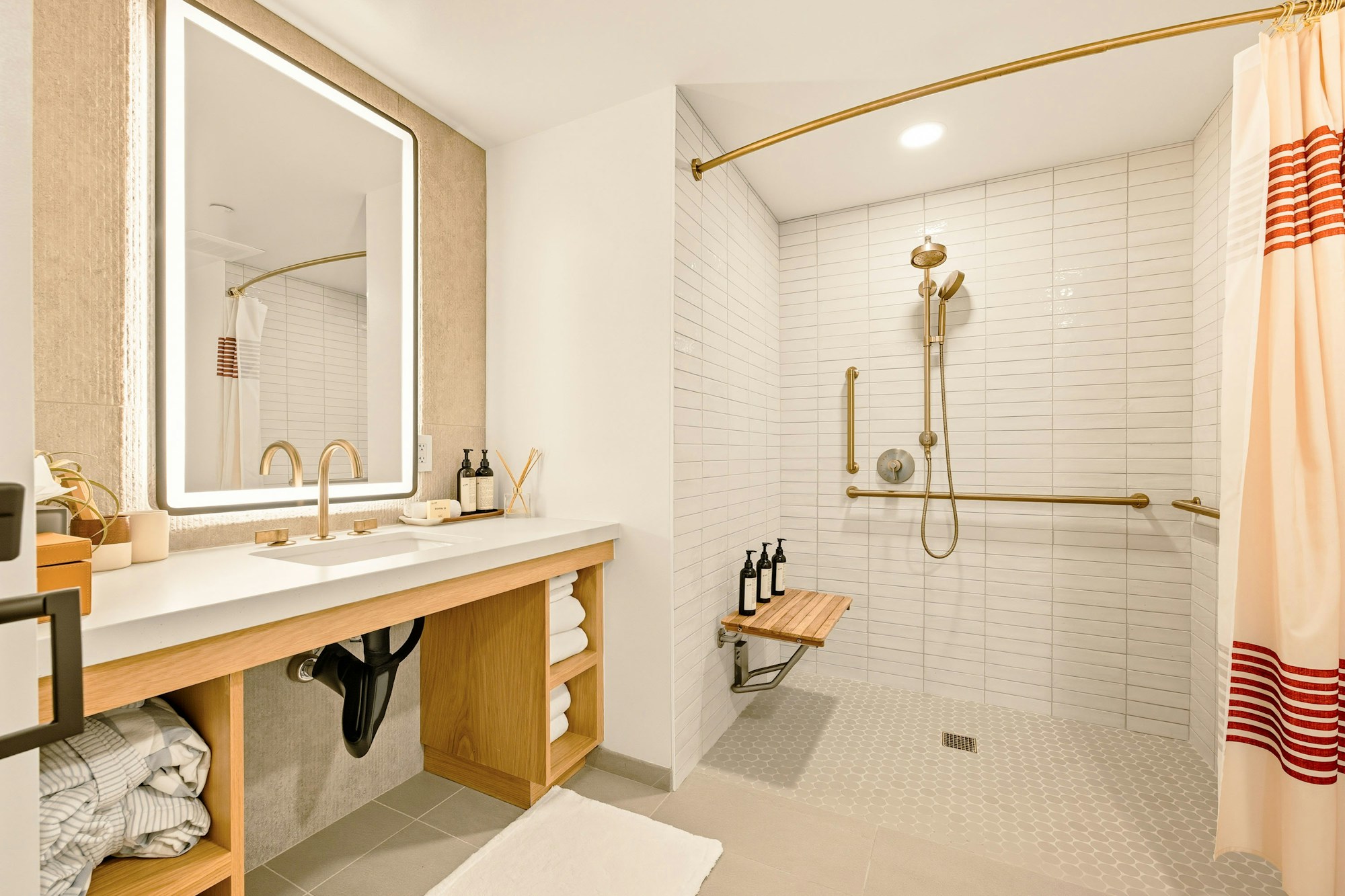 Premium Queen Queen/ADA - Walk-in Shower