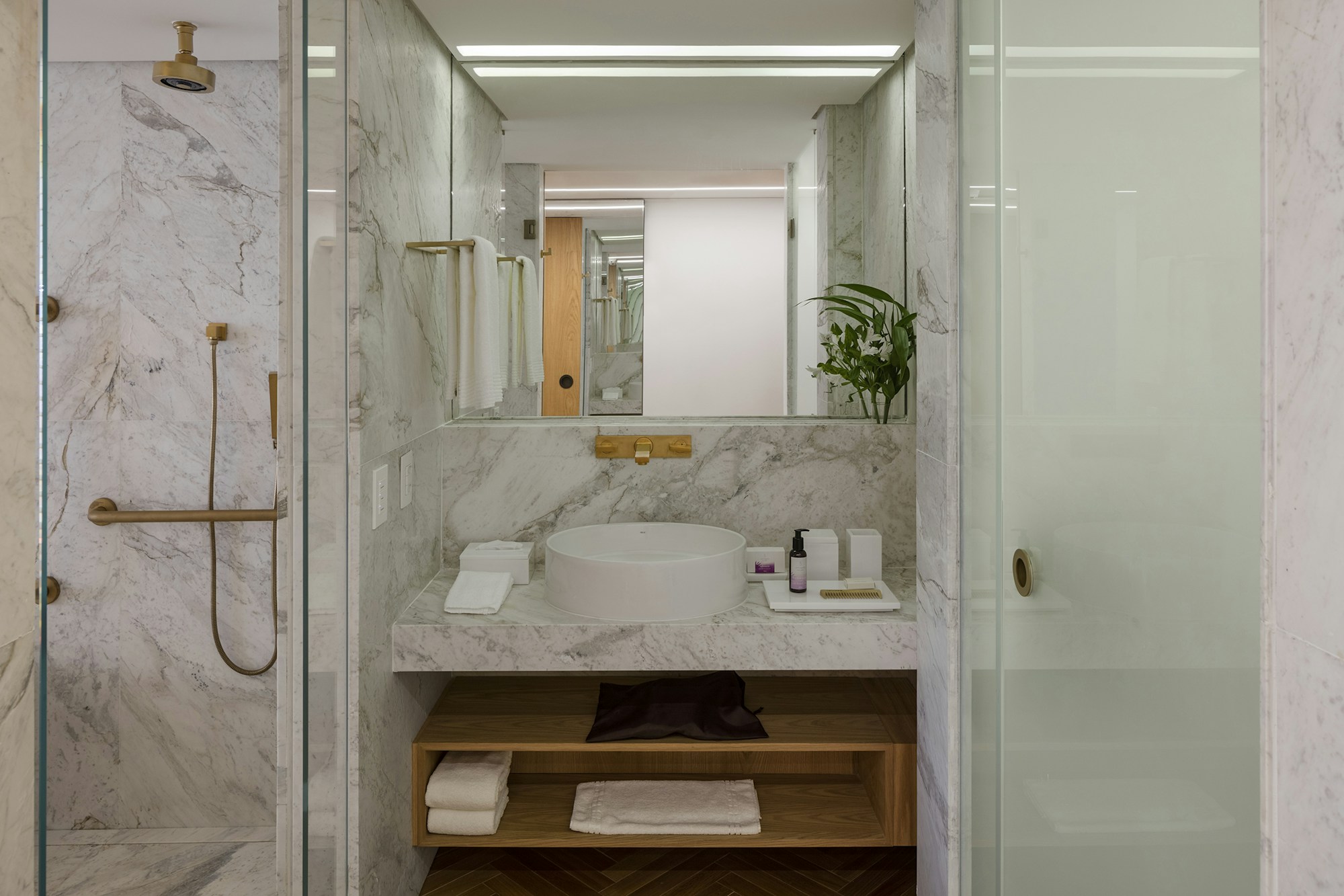 Deluxe Courtyard Bathroom