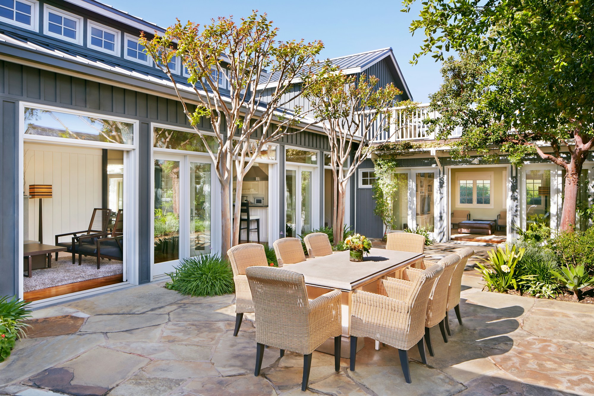 Courtyard Home - Outdoor Dining