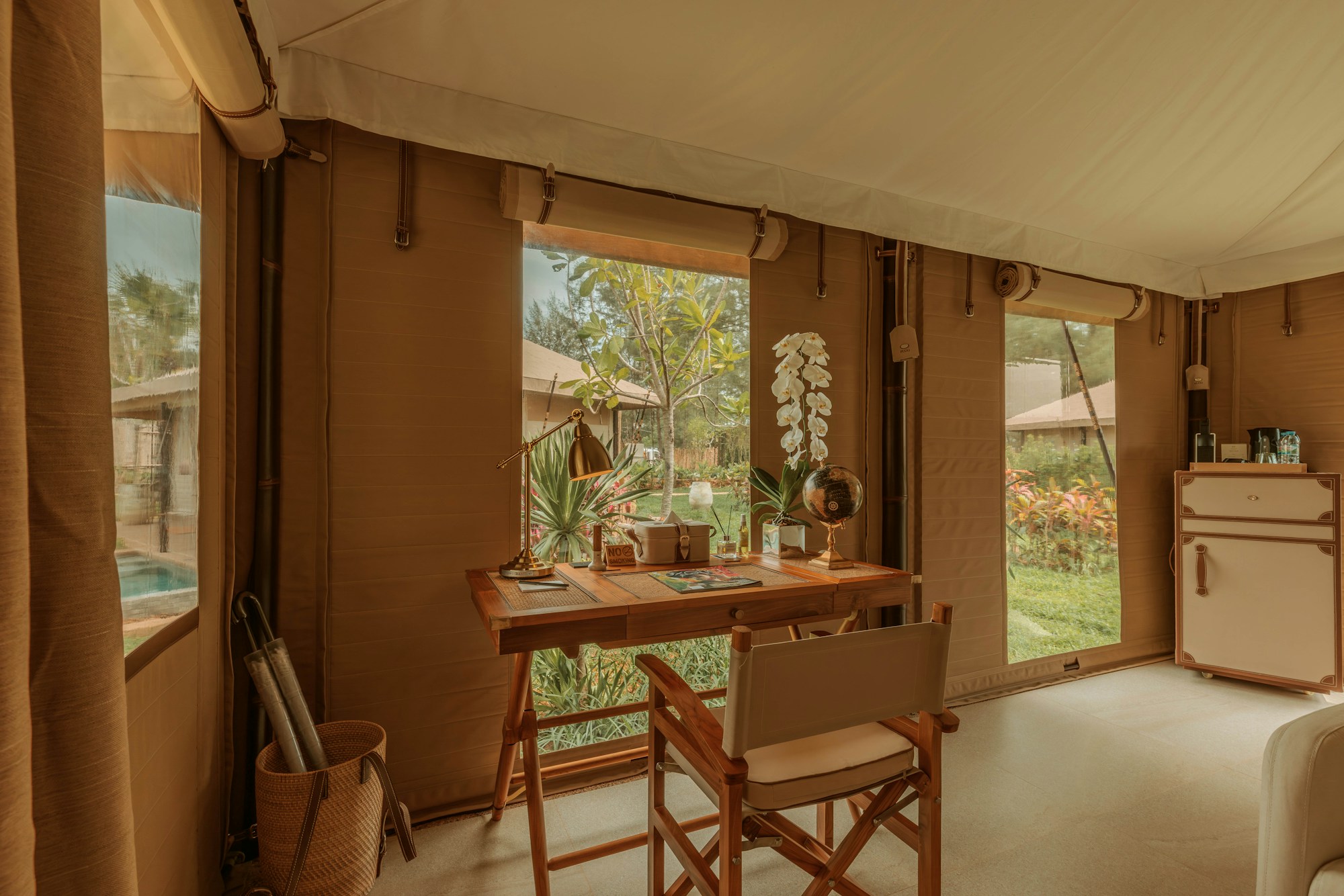 1 Bedroom Lagoon Tent - Desk