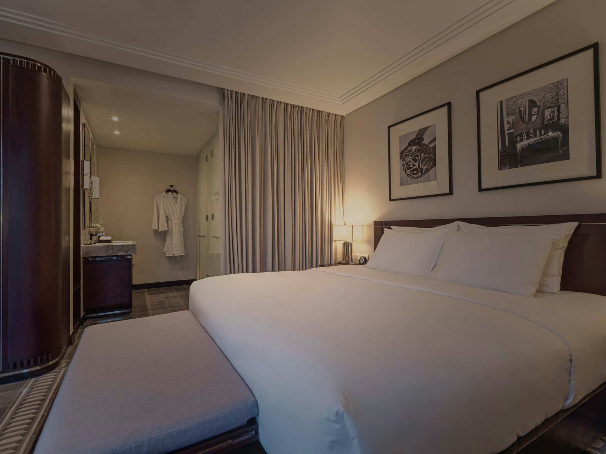 Deluxe River King - Bedroom