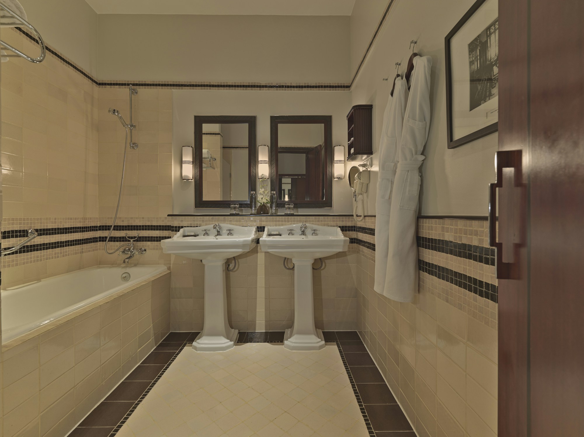 Deluxe Colonial Twin - Bathroom
