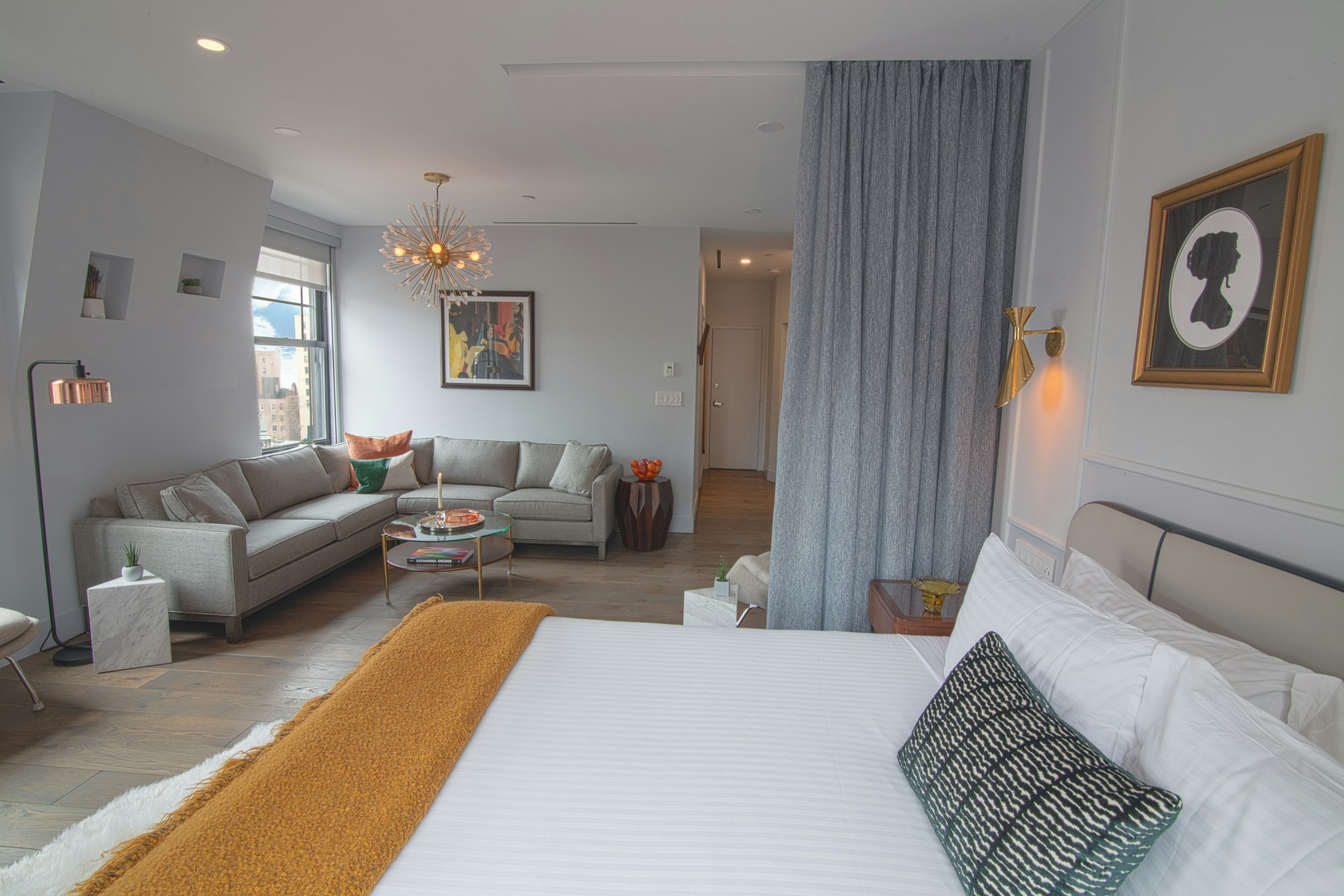 Hudson Loft - Bedroom & Living Area