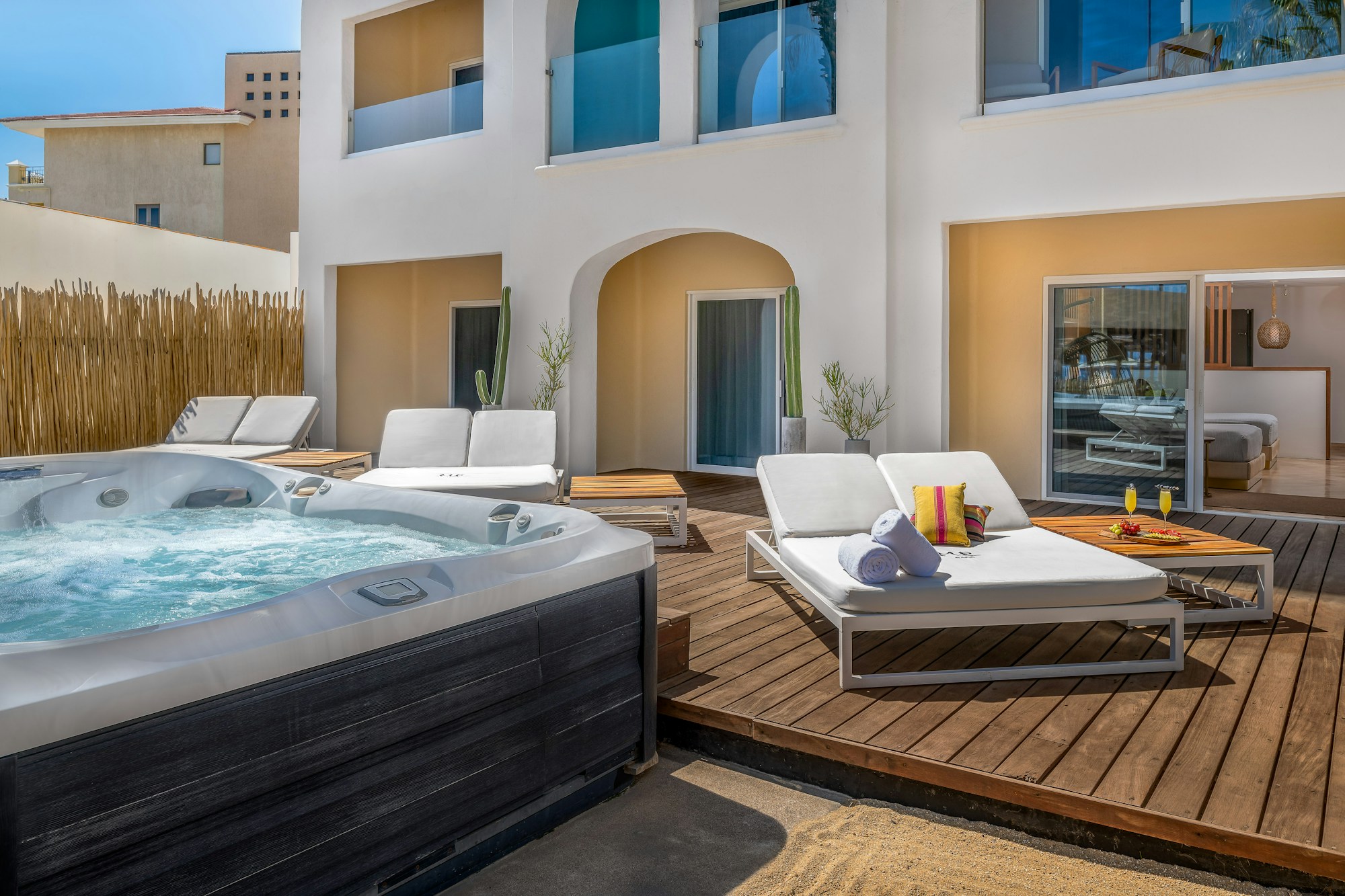 Superior ME+ with Social Jacuzzi - Deck