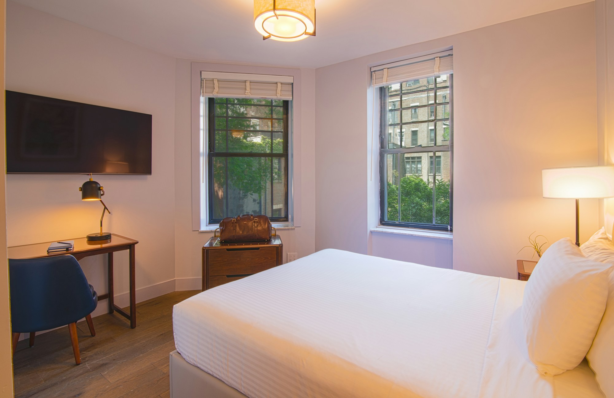 Deluxe Queen Room - Bedroom