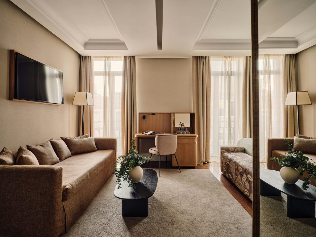 Deluxe King Garden - Living Area