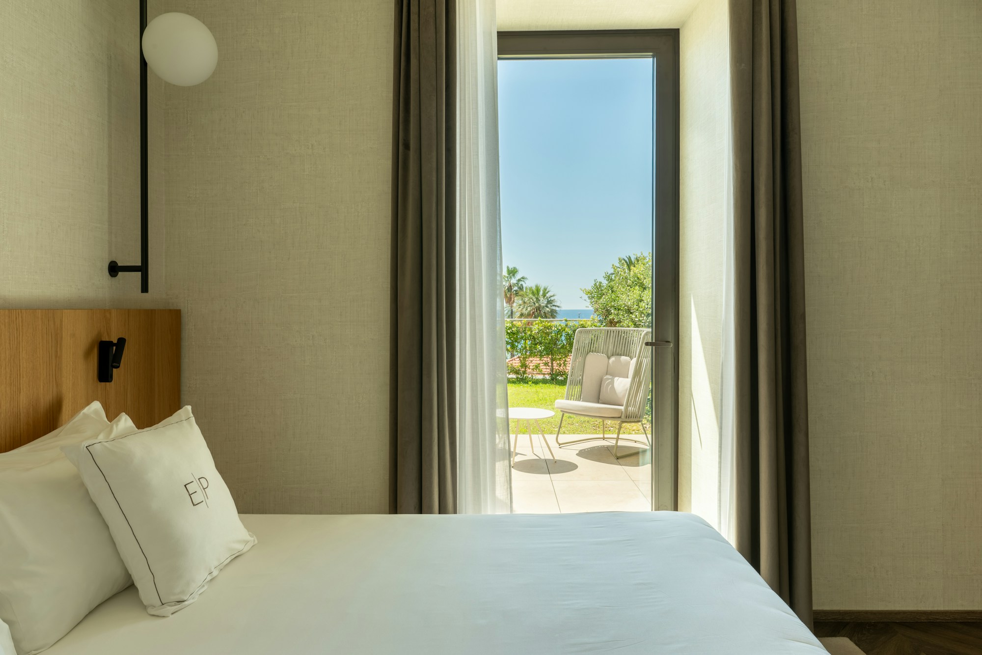 Deluxe Sea View with Garden - Bedroom